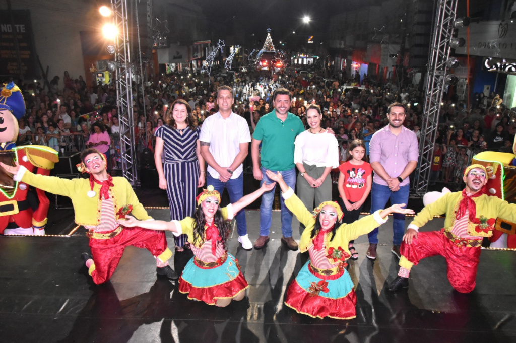 UM LINDO ESPETÁCULO DEU INICIO A ABERTURA DO COMÉRCIO ATÉ ÀS 22 HORAS E A CASINHA DO PAPAI NOEL